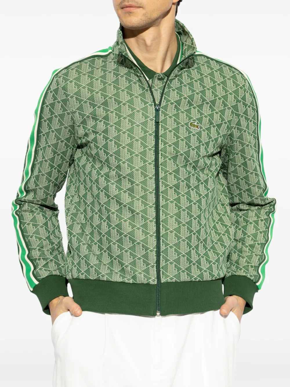 Casaco verde com padronagem monogramada