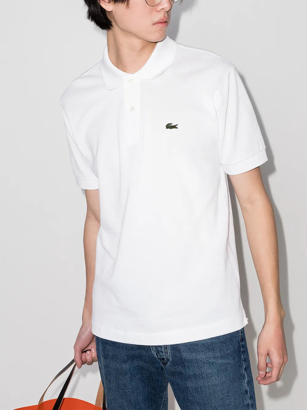 Camisa polo branca com mangas curtas com patch de logo