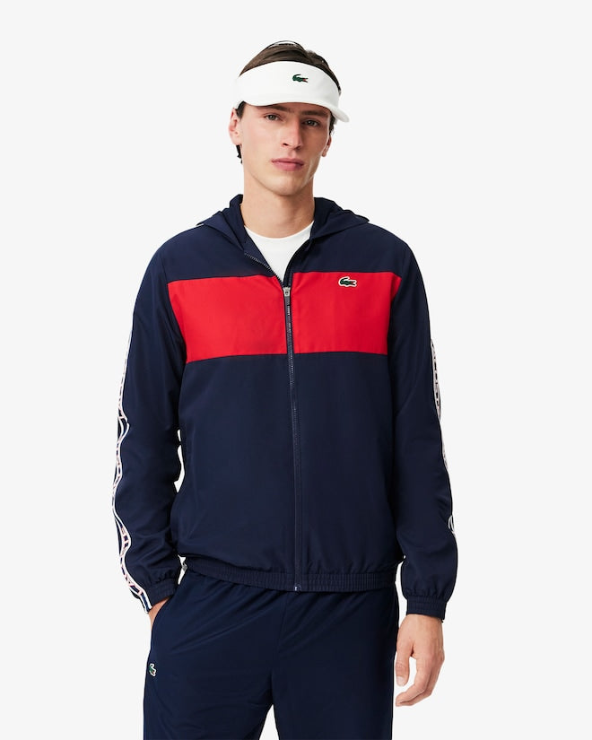 Casaco azul e vermelho com logo