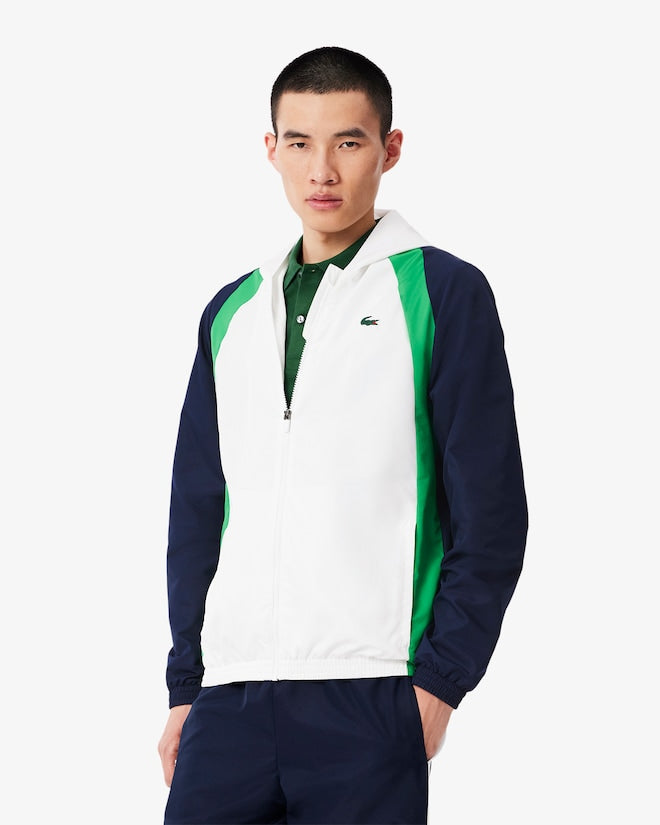 Conjunto verde e branco com logo