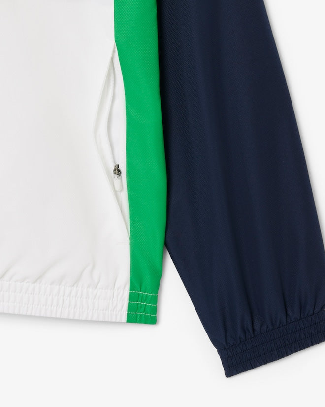 Conjunto verde e branco com logo